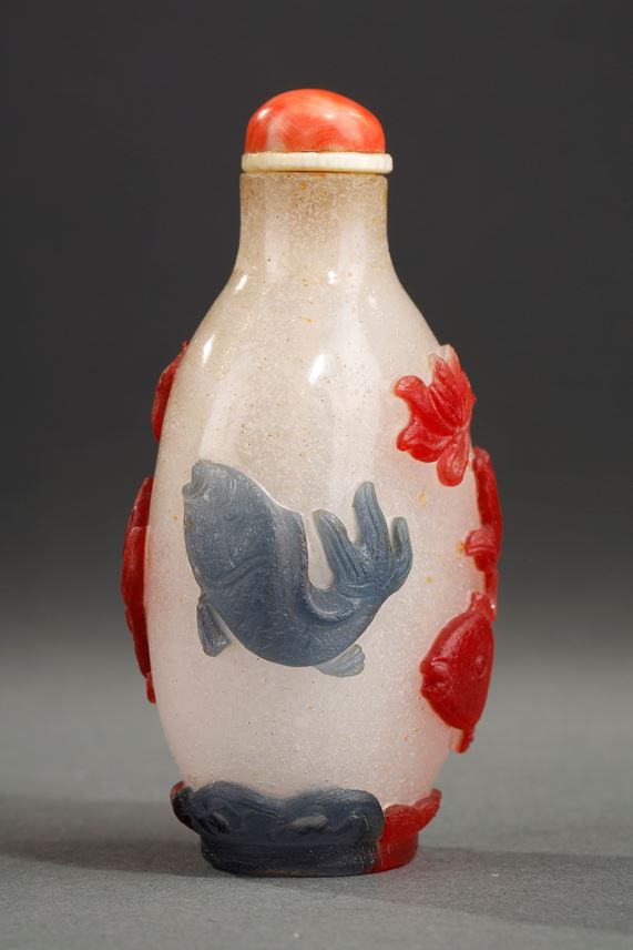 Snuff bottle red and blue glass overlay with a fish-decorated | MasterArt